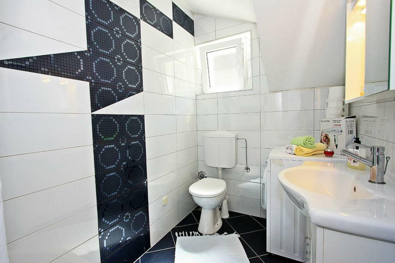 Apartmani Nila Pucisca Exteriör bild