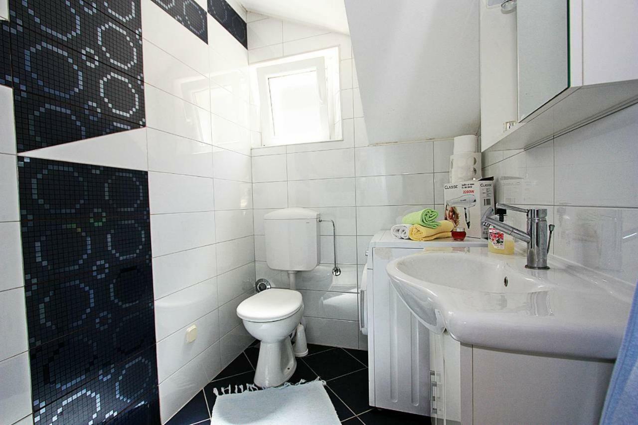 Apartmani Nila Pucisca Exteriör bild