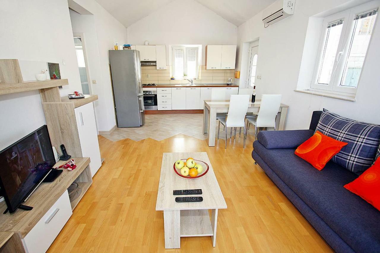 Apartmani Nila Pucisca Exteriör bild