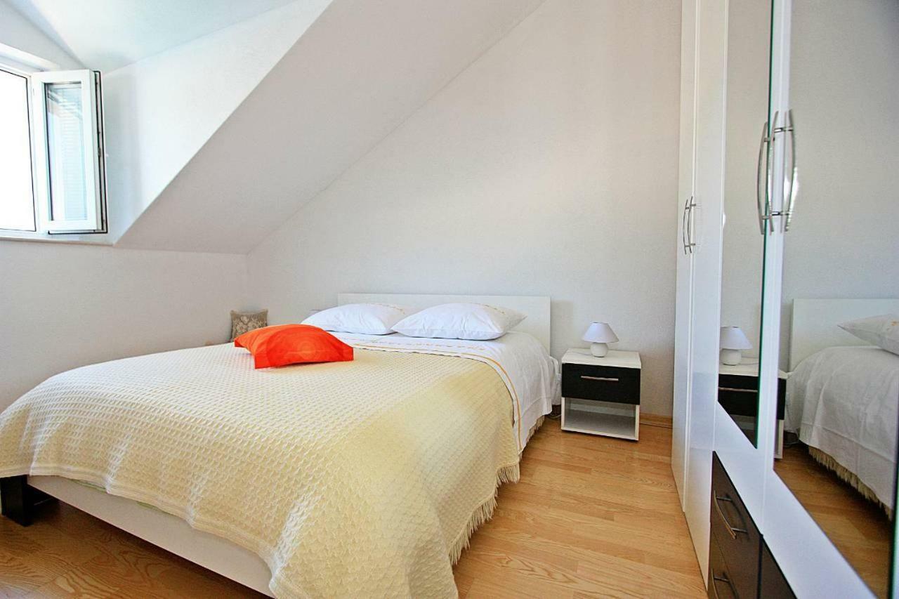 Apartmani Nila Pucisca Exteriör bild