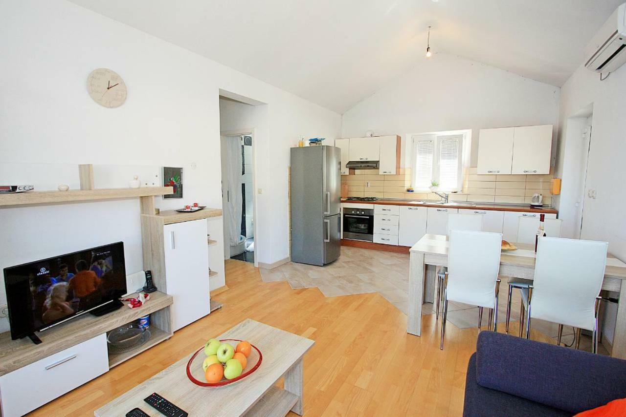 Apartmani Nila Pucisca Exteriör bild