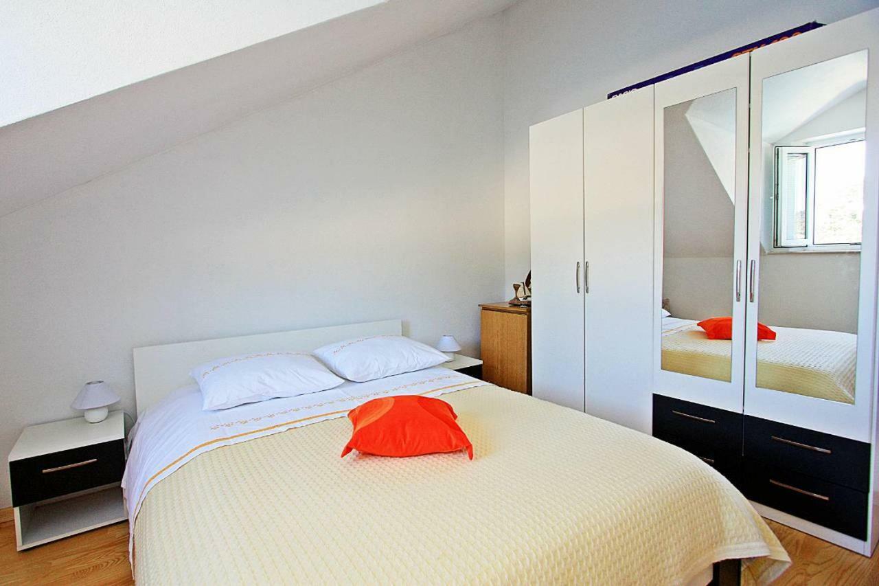 Apartmani Nila Pucisca Exteriör bild