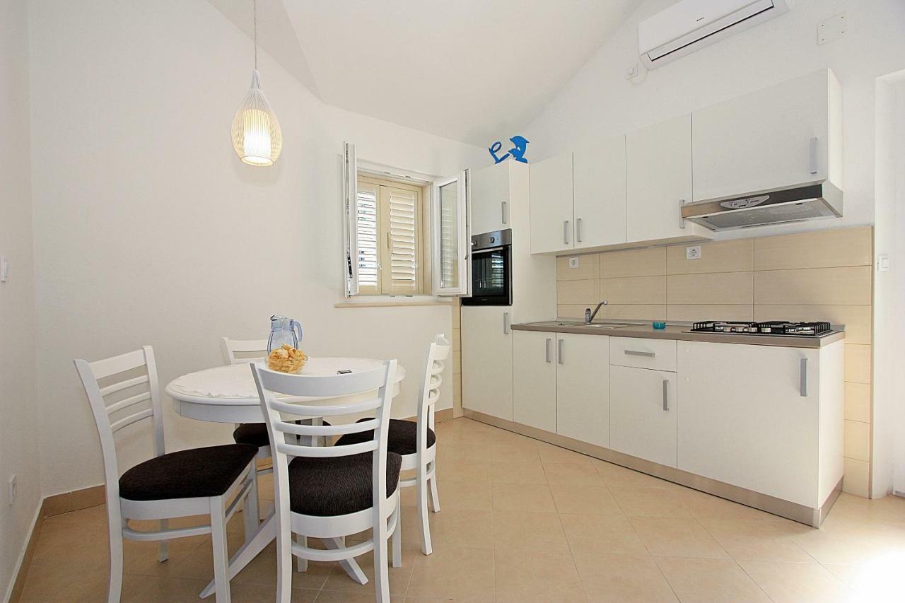 Apartmani Nila Pucisca Exteriör bild