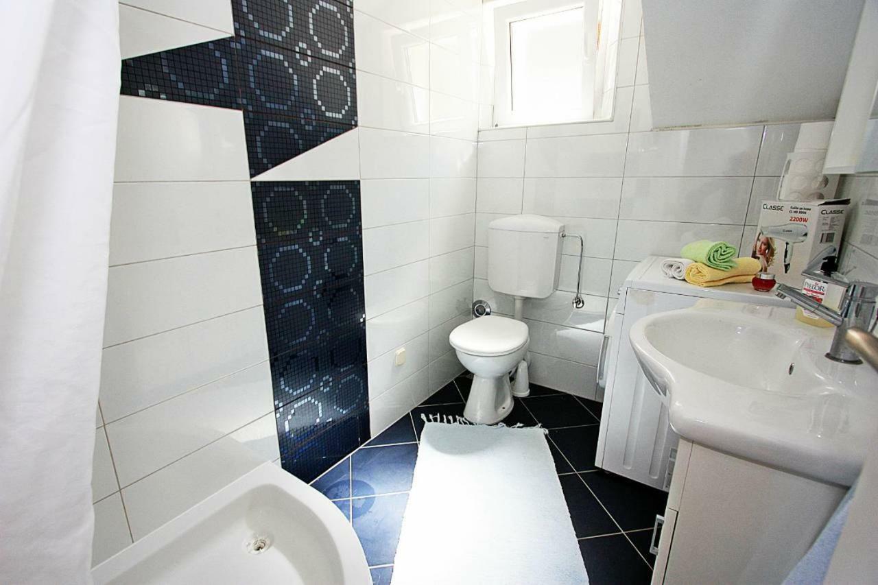 Apartmani Nila Pucisca Exteriör bild