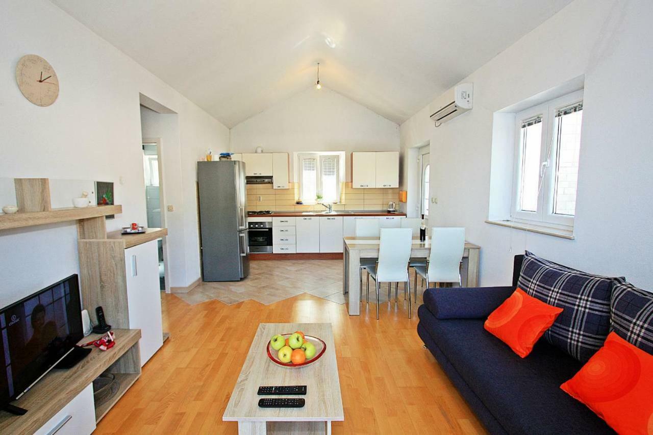 Apartmani Nila Pucisca Exteriör bild